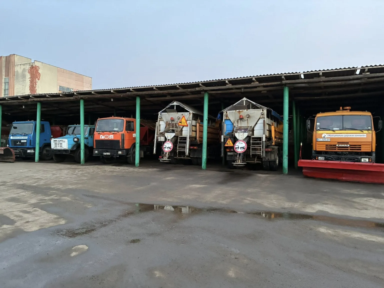 Паркування дорожніх вантажівок під навісом