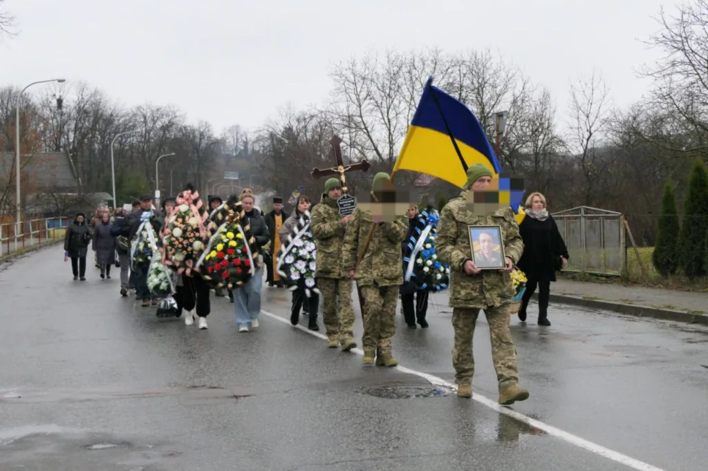 Військовий похорон з українським прапором та вінками