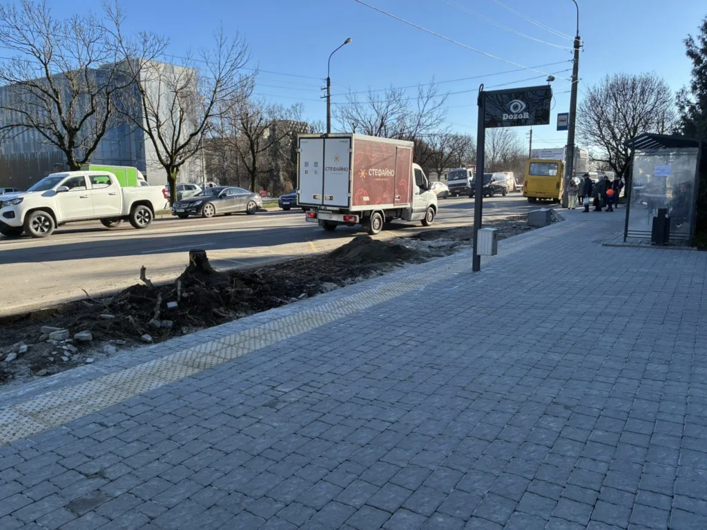 Автобусна зупинка на міській вулиці взимку