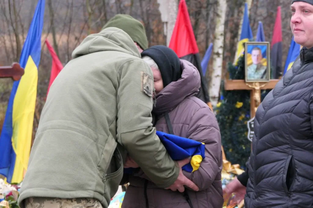 Похоронний церемоніал із українськими прапорами