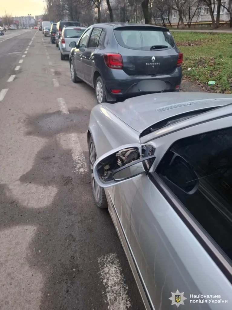 Пошкоджене дзеркало автомобіля на вулиці