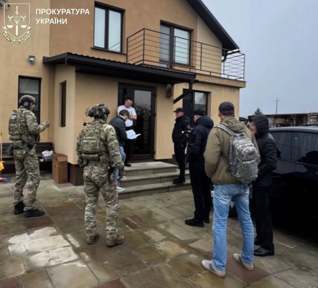 Операція правоохоронців біля приватного будинку