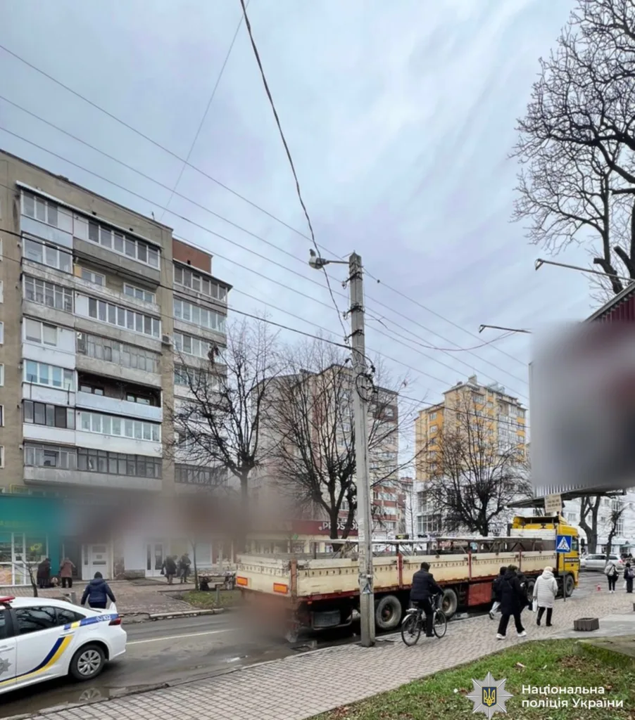 Поліція біля вантажівки на міській вулиці