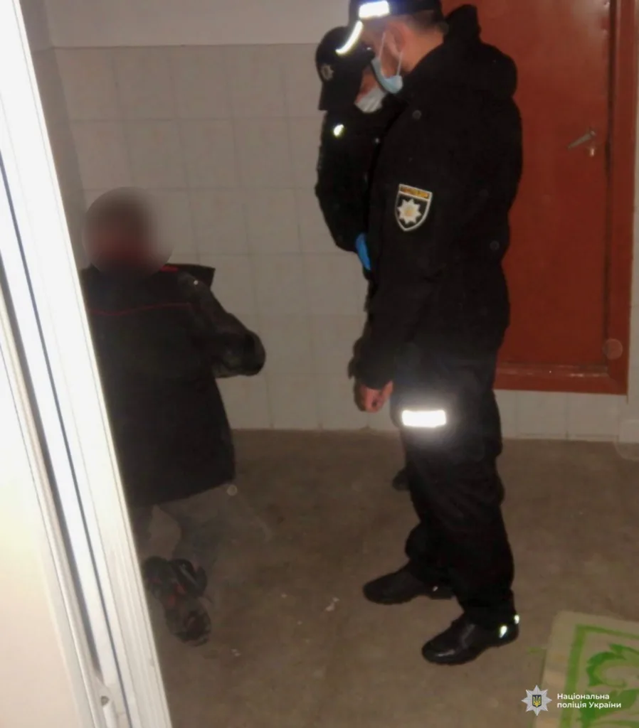 Поліцейські спілкуються з підозрюваним у кімнаті