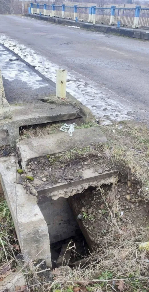 Пошкоджений міст із зруйнованим узбіччям