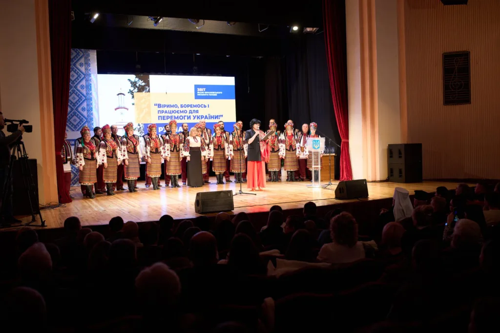 Концерт у національних костюмах на сцені України