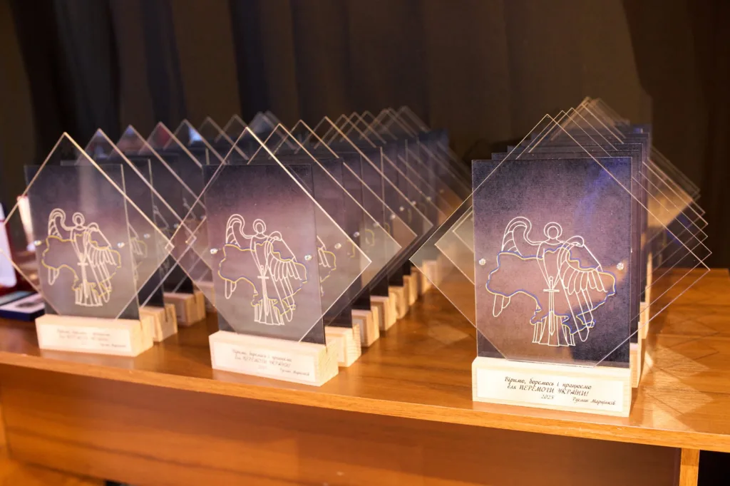 Нагороди з гравіюванням тризуба на столі