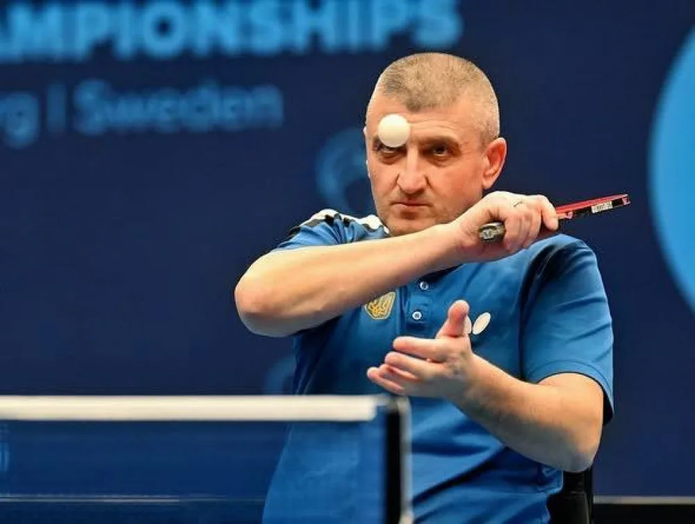 Спортсмен грає у настільний теніс на турнірі