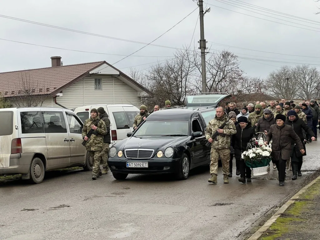 Похоронна процесія військових та цивільних у селі
