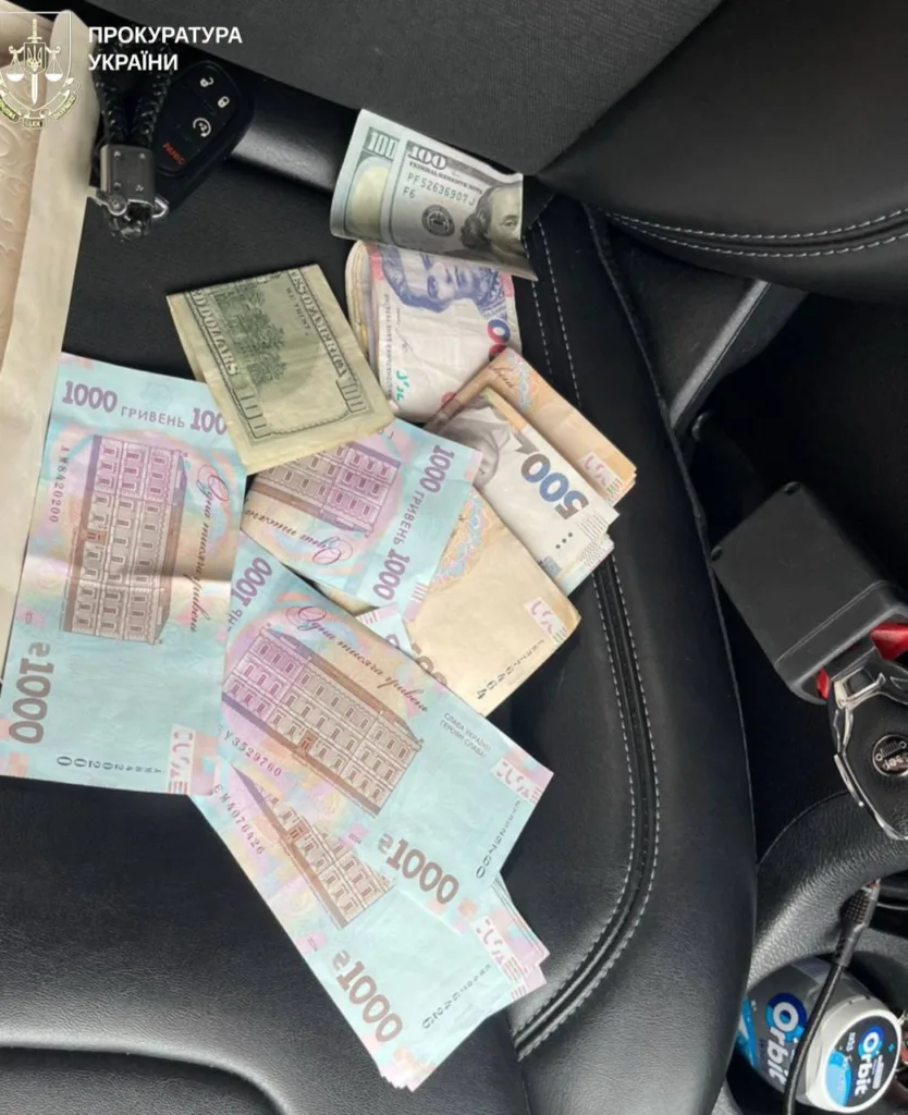 Гроші та ключі лежать на сидінні автомобіля