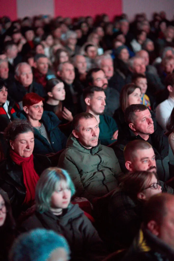 Люди сидять у глядацькому залі під час події