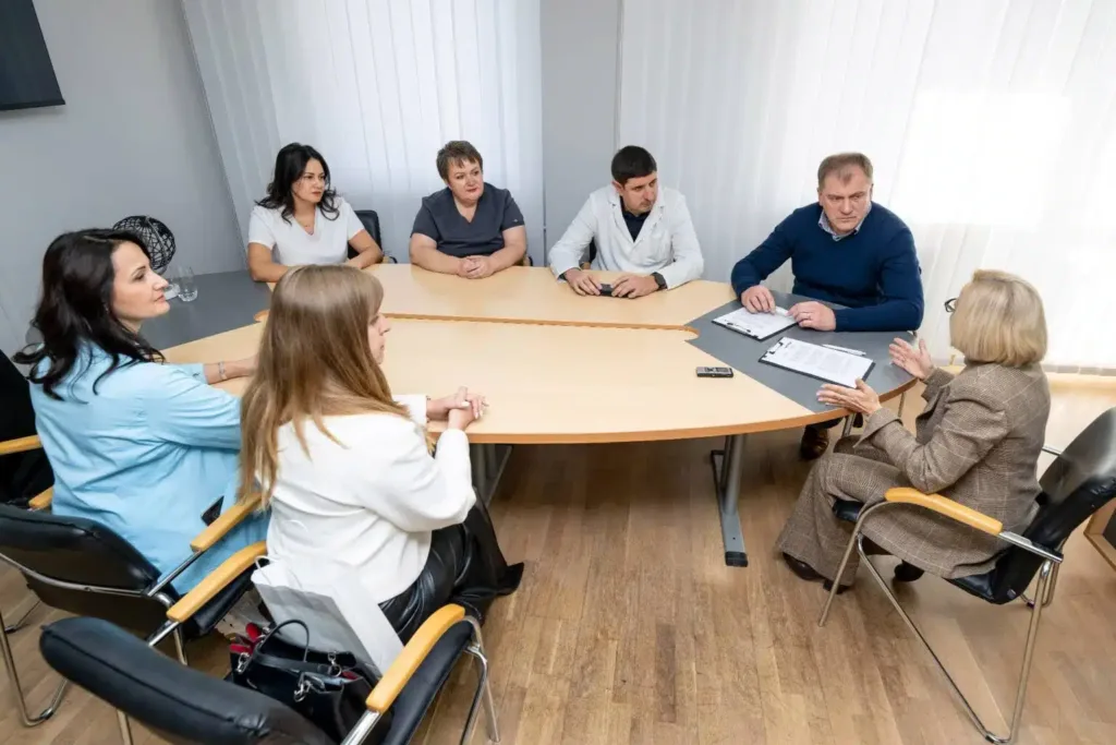 Обговорення проєкту командою в офісній переговорній