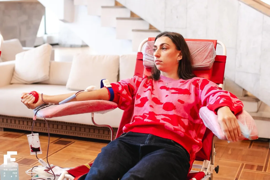 Жінка здає кров у донорському центрі