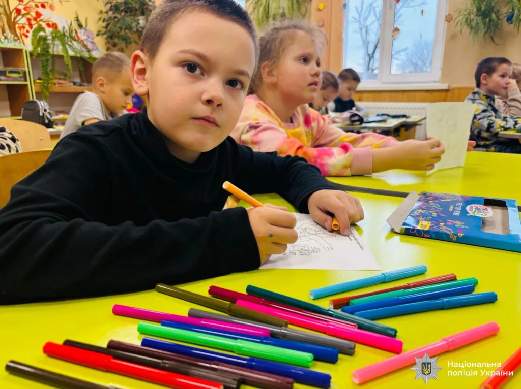 Діти малюють фломастерами у шкільному класі