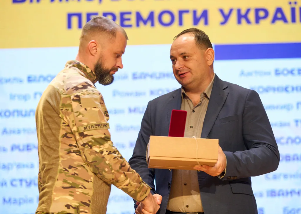 Вручення нагороди українському військовому герою