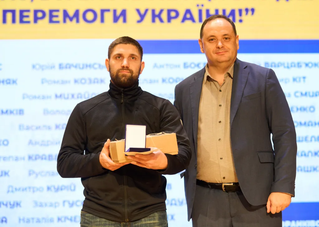 Нагородження захисника України на урочистій події