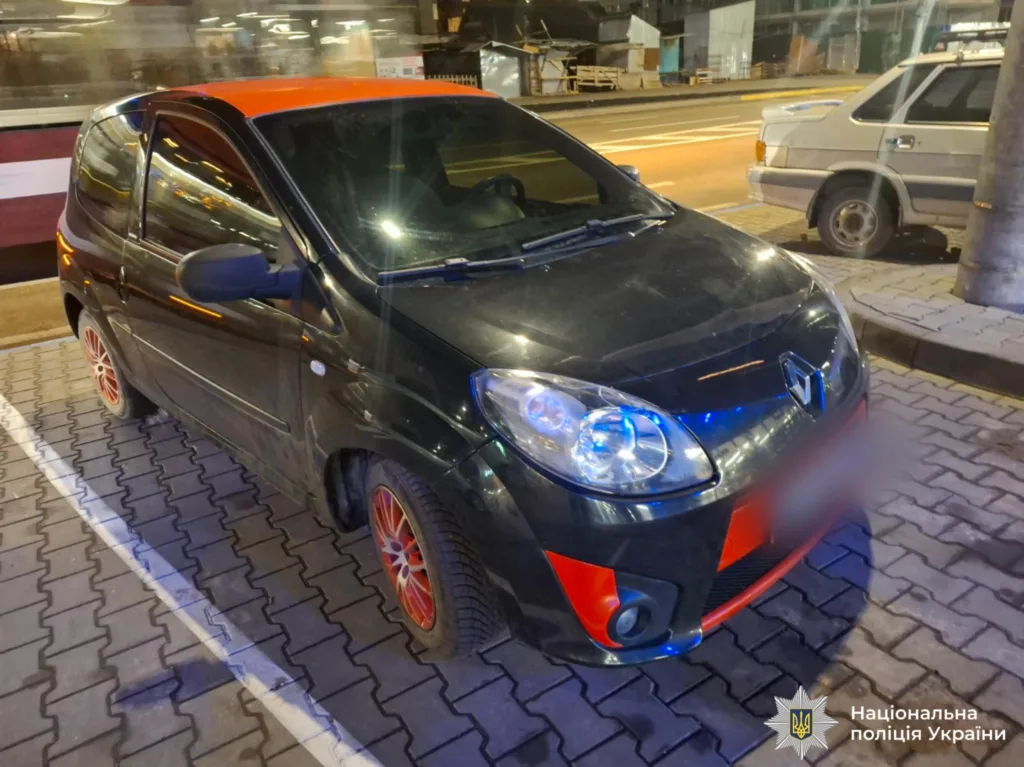 Чорний Renault з червоними деталями на парковці