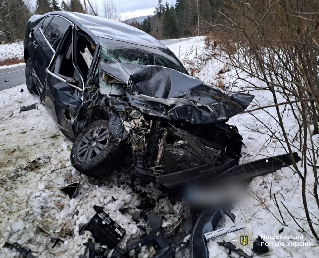 Розбитий автомобіль після аварії на засніженій дорозі