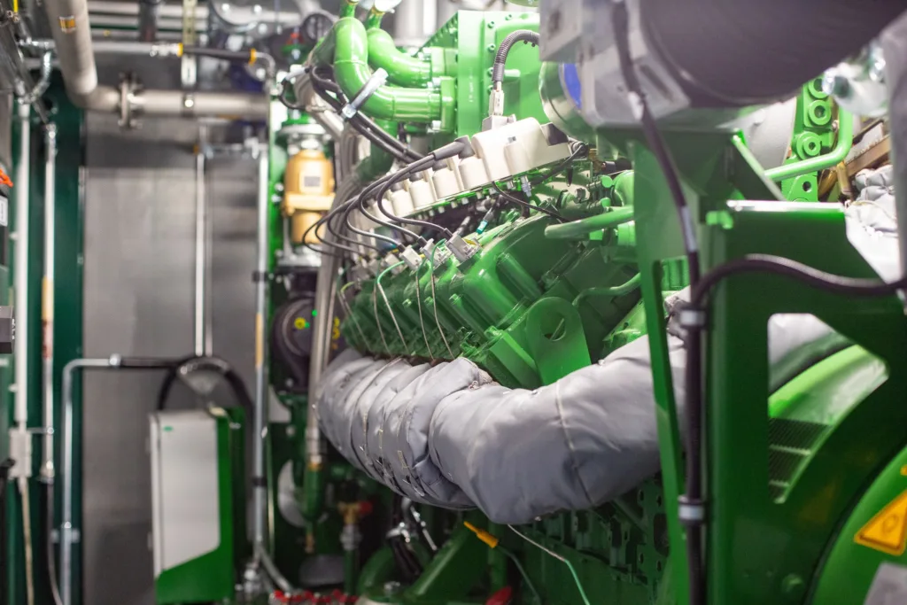Великий промисловий зелений двигун у машинному залі