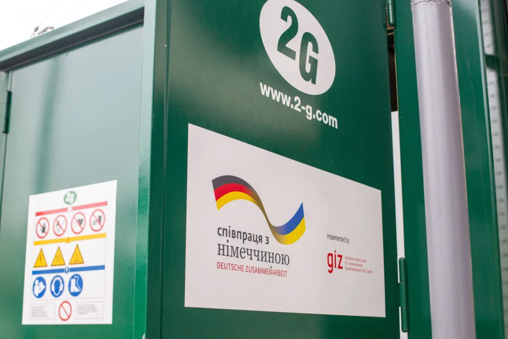 Логотип GIZ на зеленому обладнанні 2G