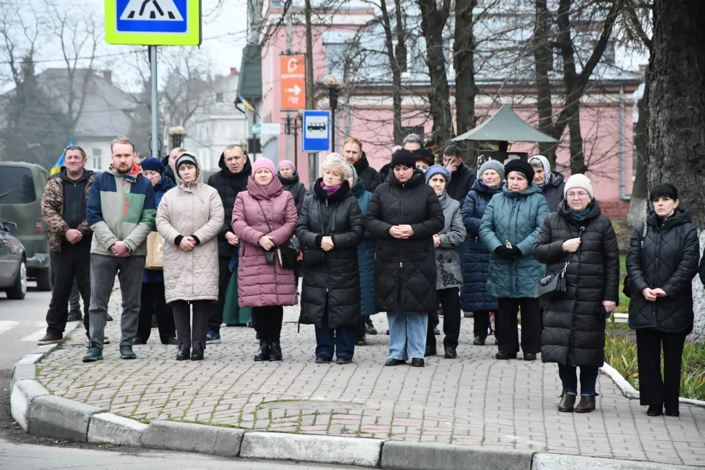 Люди стоять на вулиці під час церемонії