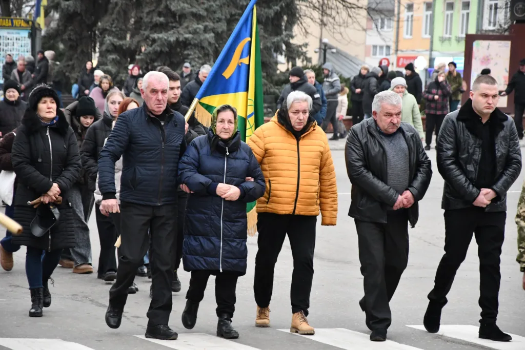 Люди на вулиці під час пам’ятного заходу