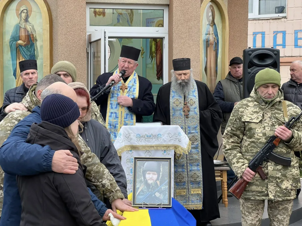 Священники та військові на церемонії прощання героя