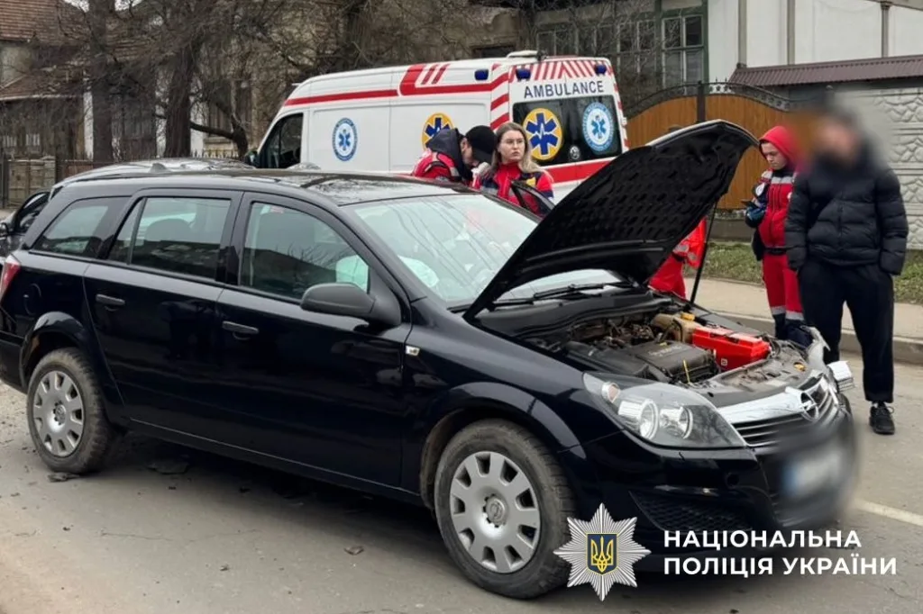 ДТП з чорним автомобілем і швидкою допомогою