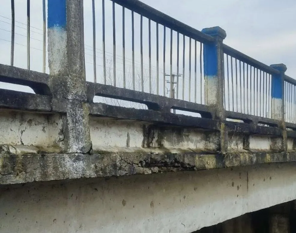 Старий бетонний міст із пошкодженими перилами