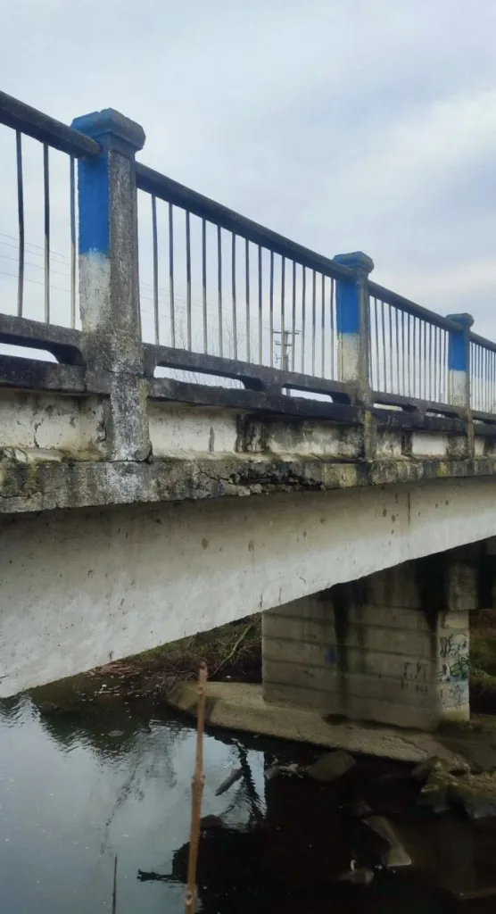 Занедбаний бетонний міст над річкою