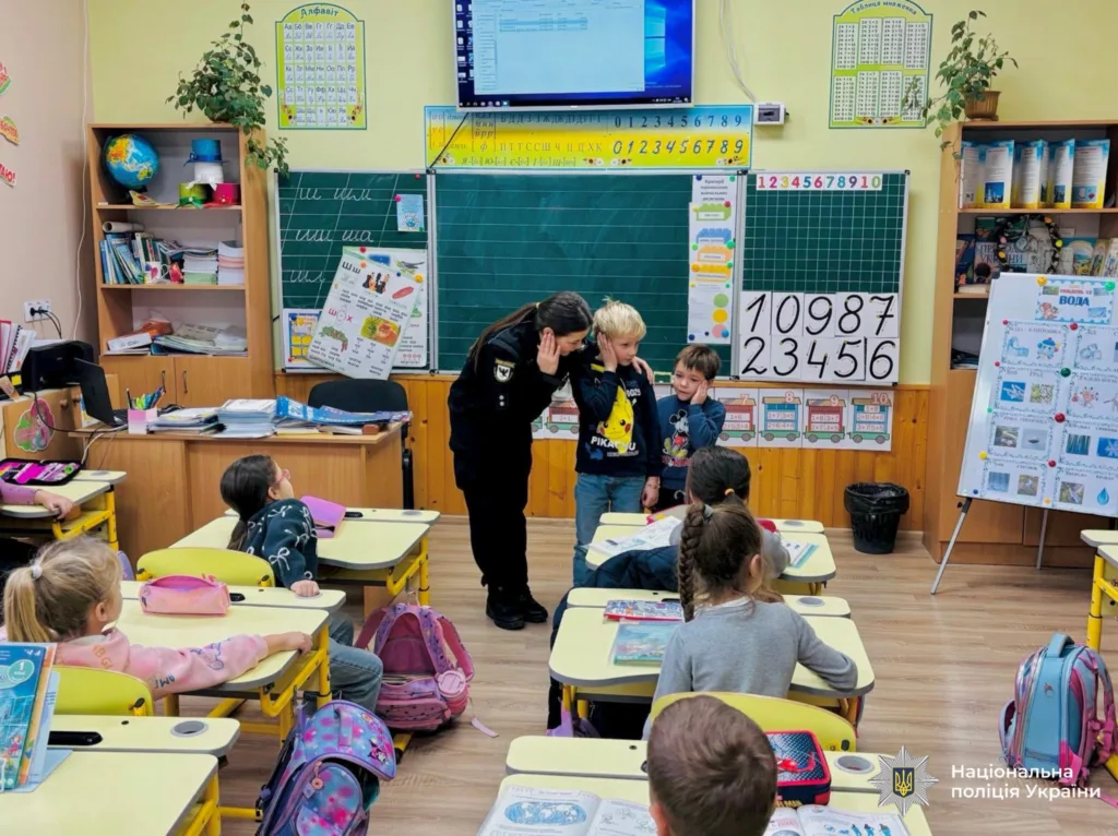 Поліцейська проводить урок безпеки для школярів