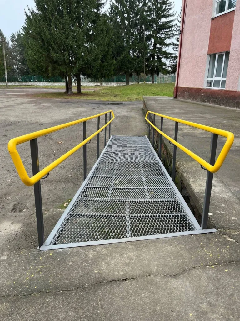 Металева пандусна доріжка біля будівлі школи