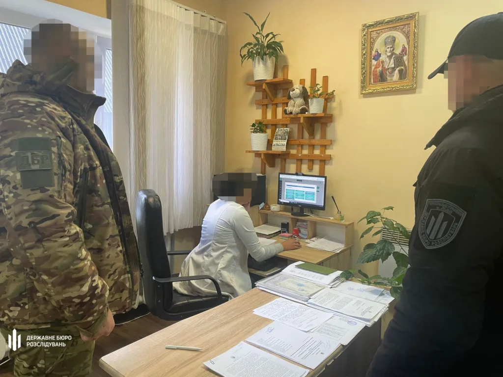 Працівники правоохоронних органів у кабінеті лікаря