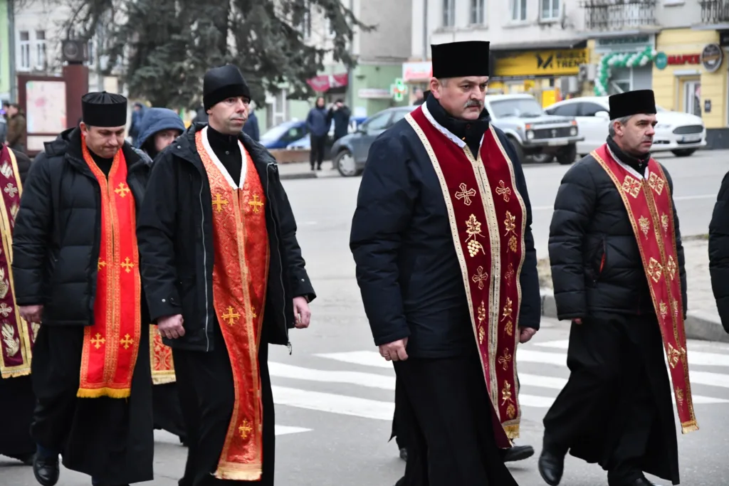 Священики йдуть вулицею під час релігійної ходи