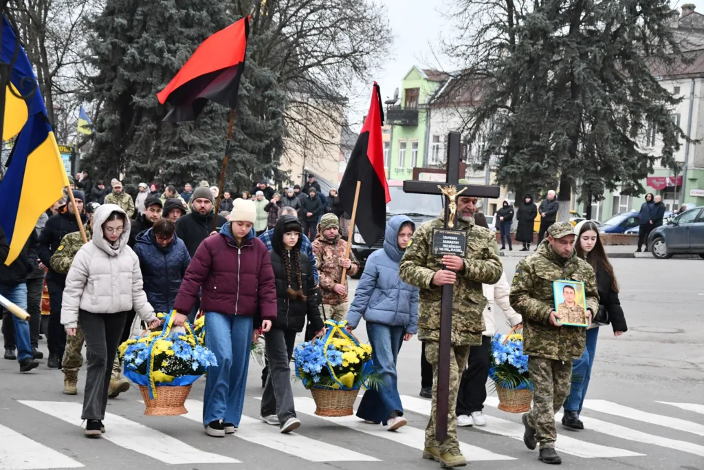 Прощання з військовим героєм на центральній вулиці