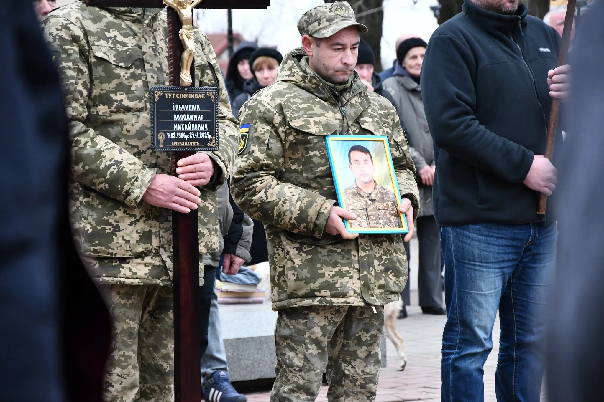 Військові на церемонії прощання з полеглим товаришем