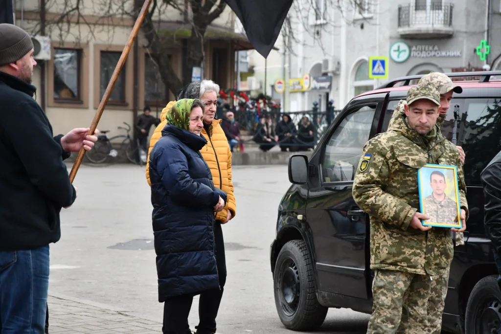 Прощання з українським військовим на вулиці міста