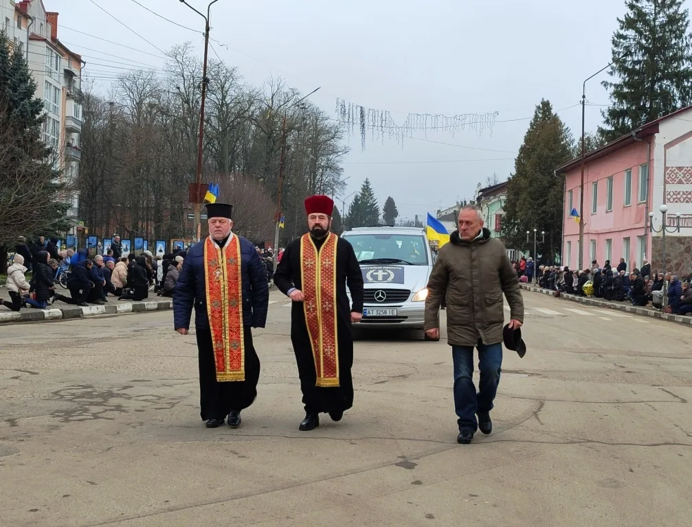 Похоронна процесія на вулиці українського міста