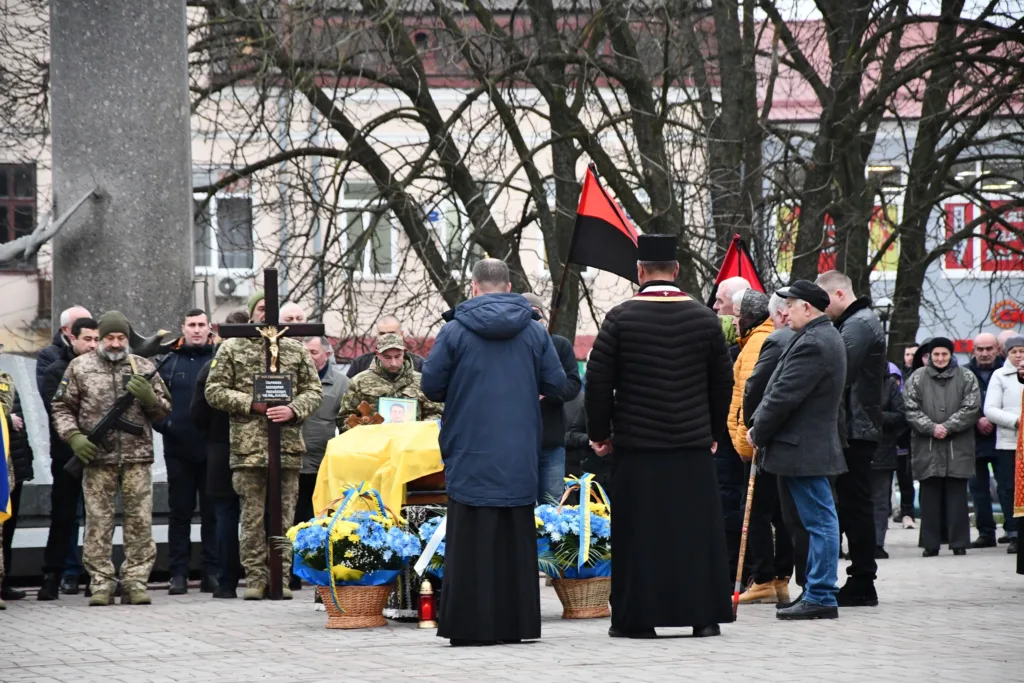 Прощання з військовим героєм у місті України