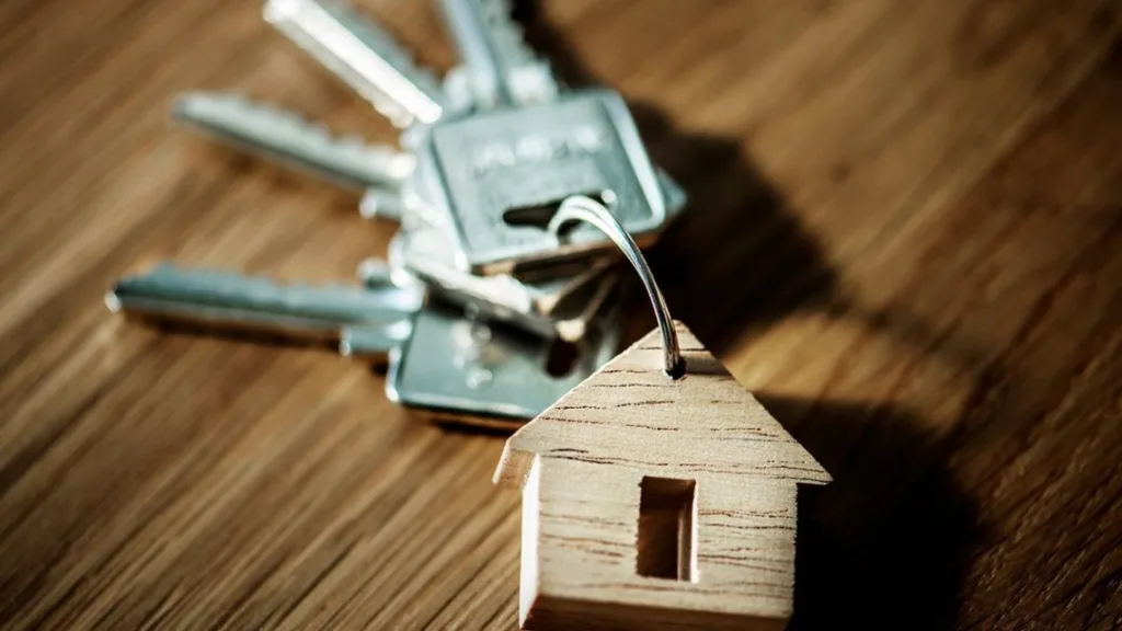 Ключі від будинку на дерев’яному столі