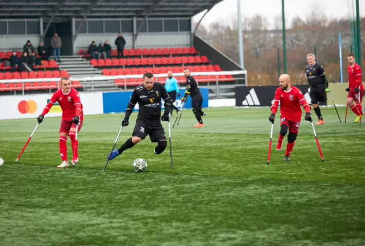 Футболісти з протезами грають на полі