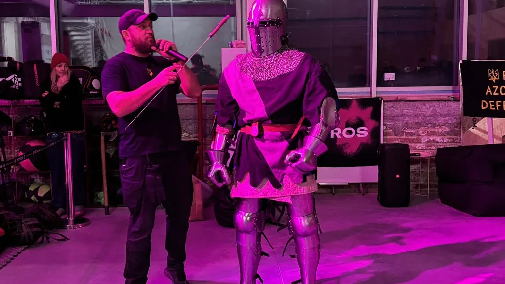 Чоловік демонструє лицарські обладунки на заході