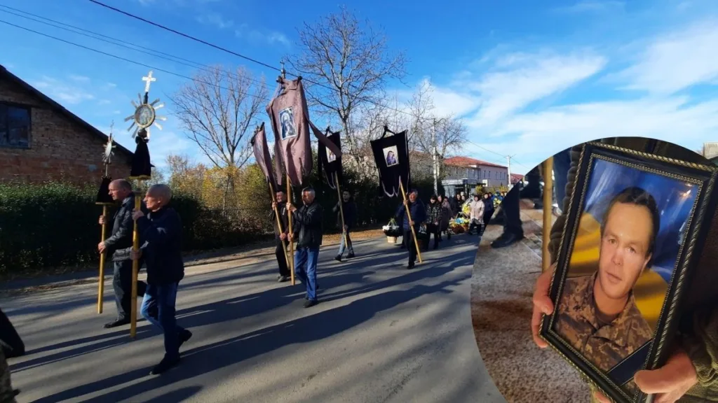 Похоронна процесія з портретом загиблого військового