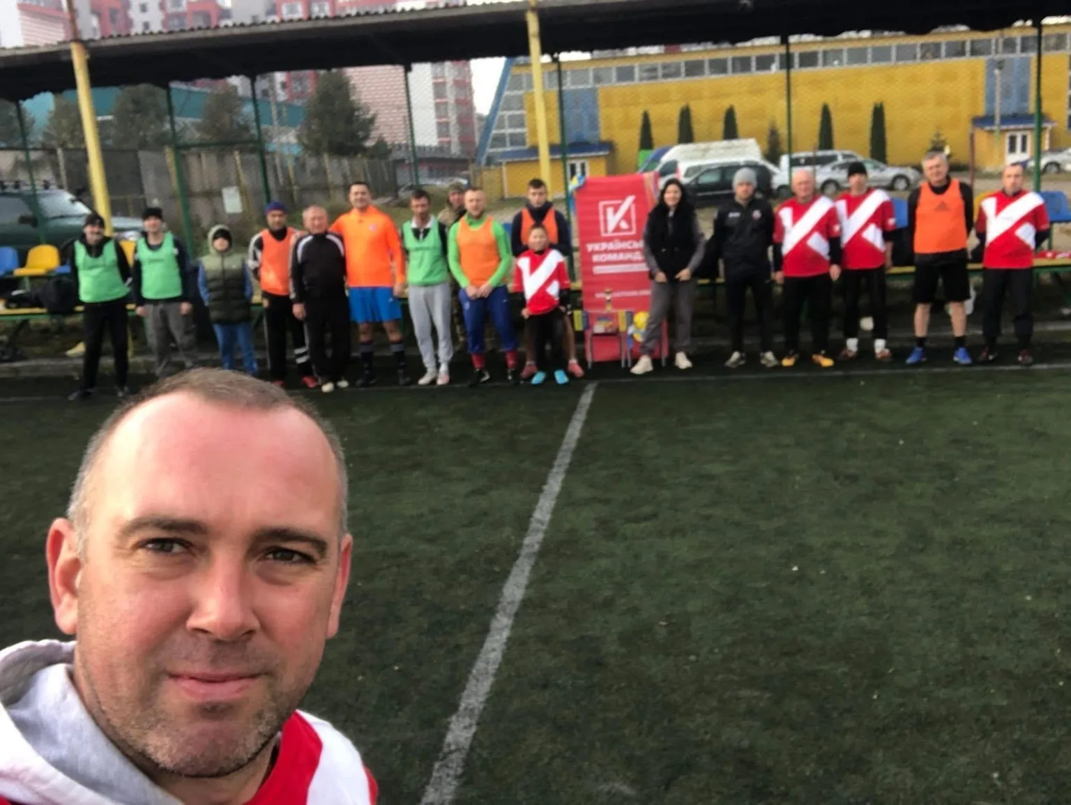 Футбольна команда на полі перед матчем