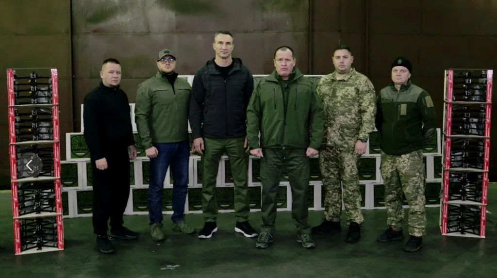 Військові отримують обладнання для Збройних Сил України