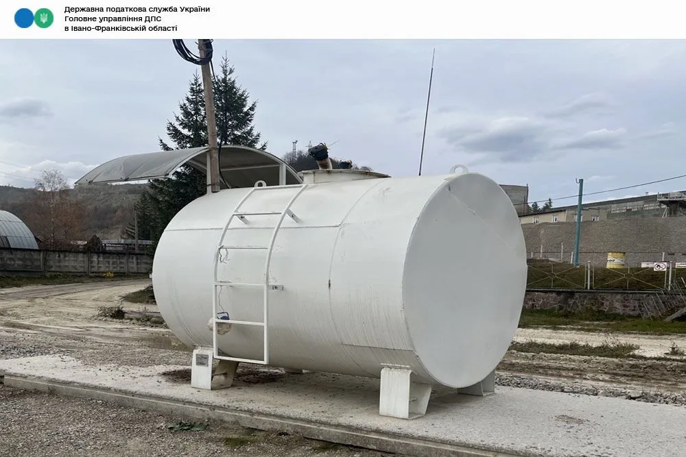 Великий білий паливний резервуар на відкритому майданчику