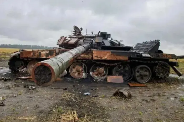 Знищений танк на полі після бою