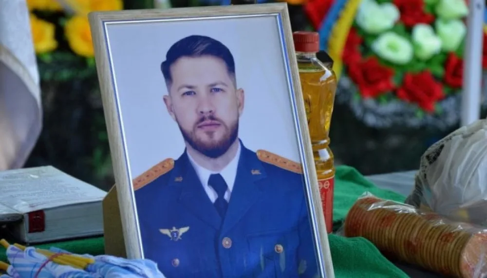 Портрет військового у формі на меморіальному столі