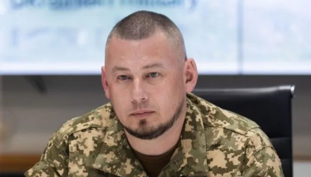 Український військовий у камуфляжній формі на зустрічі