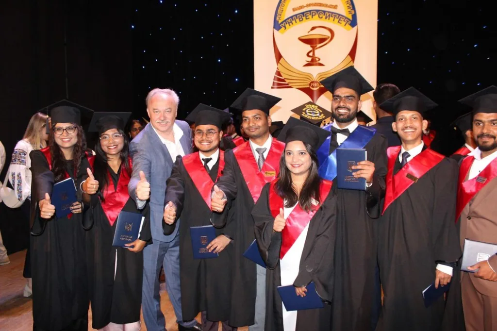 Випускники університету святкують отримання дипломів